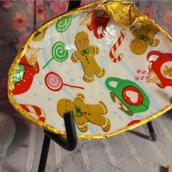 DECOUPAGE CLAM SHELL DECOUPAGE GINGERBREAD MAN ON A CLAM SHELL TRINKET DISH - Picture 2 of 11